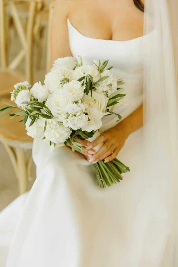 bride holding bouquet 